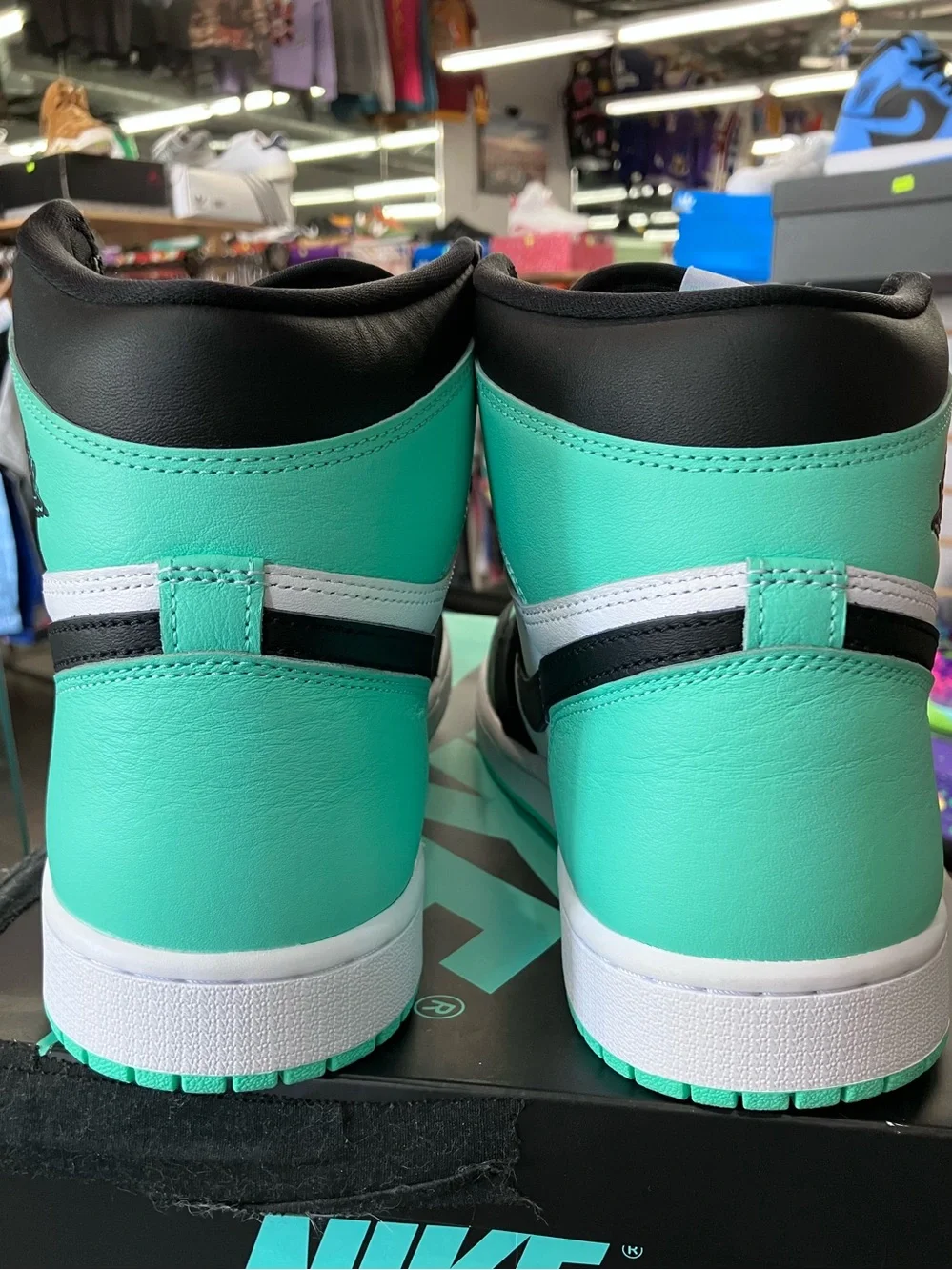 Air Jordan 1 Retro High Green Glow